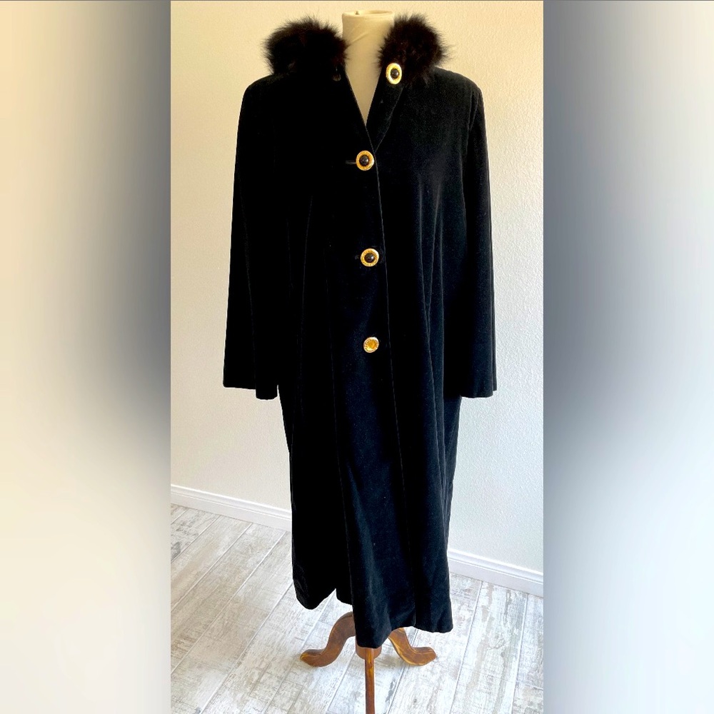 Sergio Soldano black velvet coat with fur. Size L